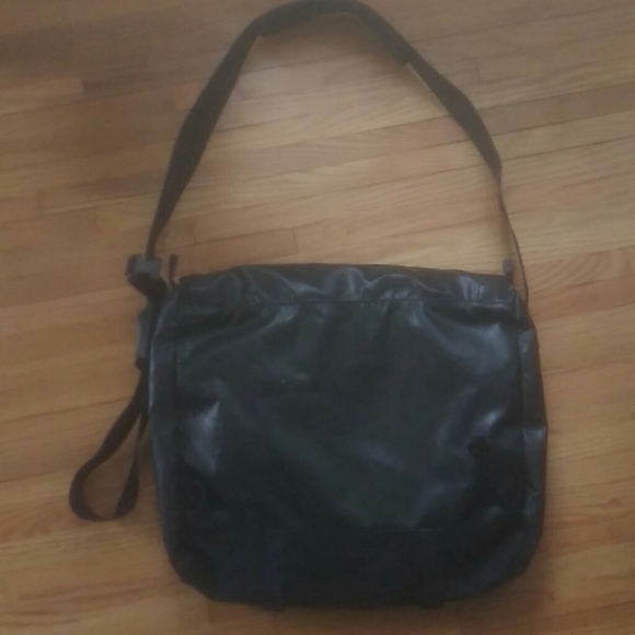 The North Face Base Camp Messenger Bag - Picture 4 of 8